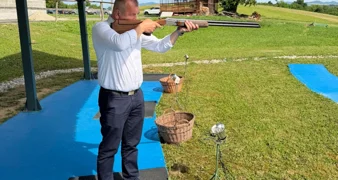 Pedesetak ekipa iz pet županija na tradicionalnom natjecanju u gađanju glinenih golubova u Breznici