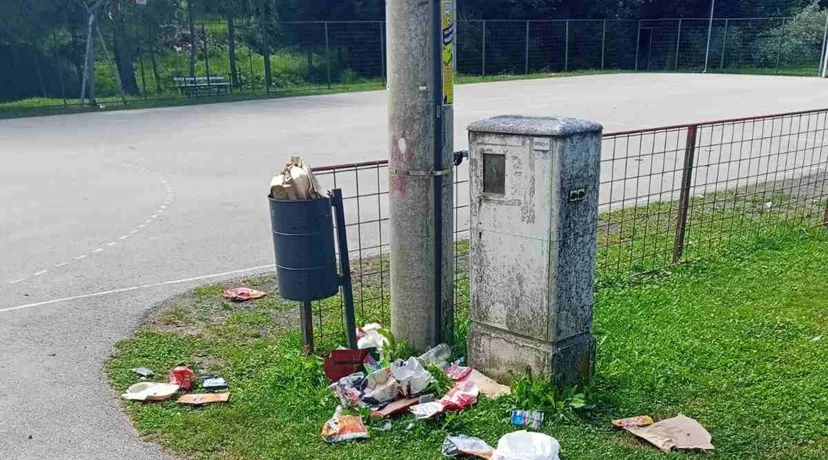 FOTO Prostor dječjeg igrališta u Doljanu zatrpan smećem neodgovornih pojedinaca