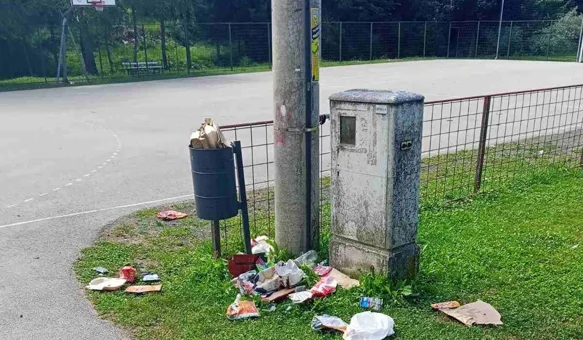 FOTO Prostor dječjeg igrališta u Doljanu zatrpan smećem neodgovornih pojedinaca