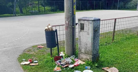 FOTO Prostor dječjeg igrališta u Doljanu zatrpan smećem neodgovornih pojedinaca