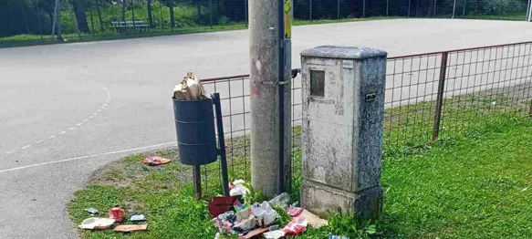 FOTO Prostor dječjeg igrališta u Doljanu zatrpan smećem neodgovornih pojedinaca