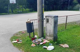 FOTO Prostor dječjeg igrališta u Doljanu zatrpan smećem neodgovornih pojedinaca