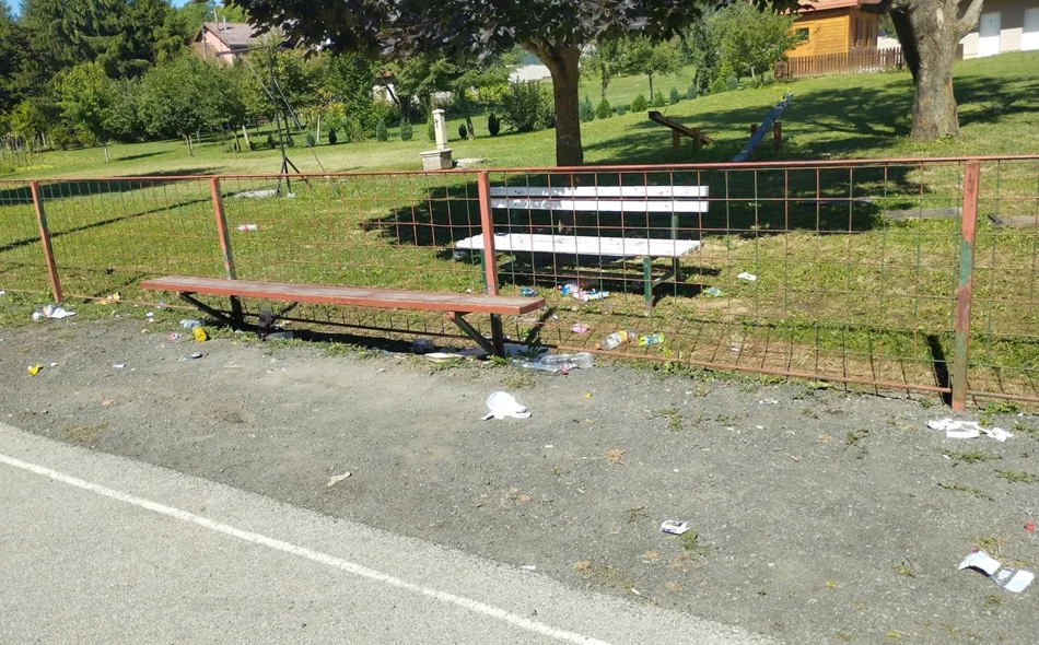 FOTO Prostor dječjeg igrališta u Doljanu zatrpan smećem neodgovornih pojedinaca