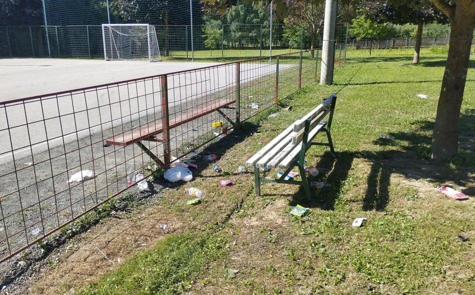 FOTO Prostor dječjeg igrališta u Doljanu zatrpan smećem neodgovornih pojedinaca