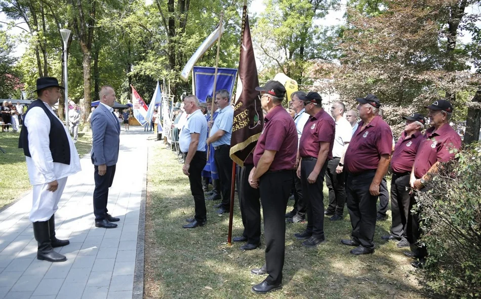FOTO &bdquo;Kuburaši pokazuju da se tradicija ne čuva samo u knjigama i muzejima, nego prije svega među ljudima&ldquo;