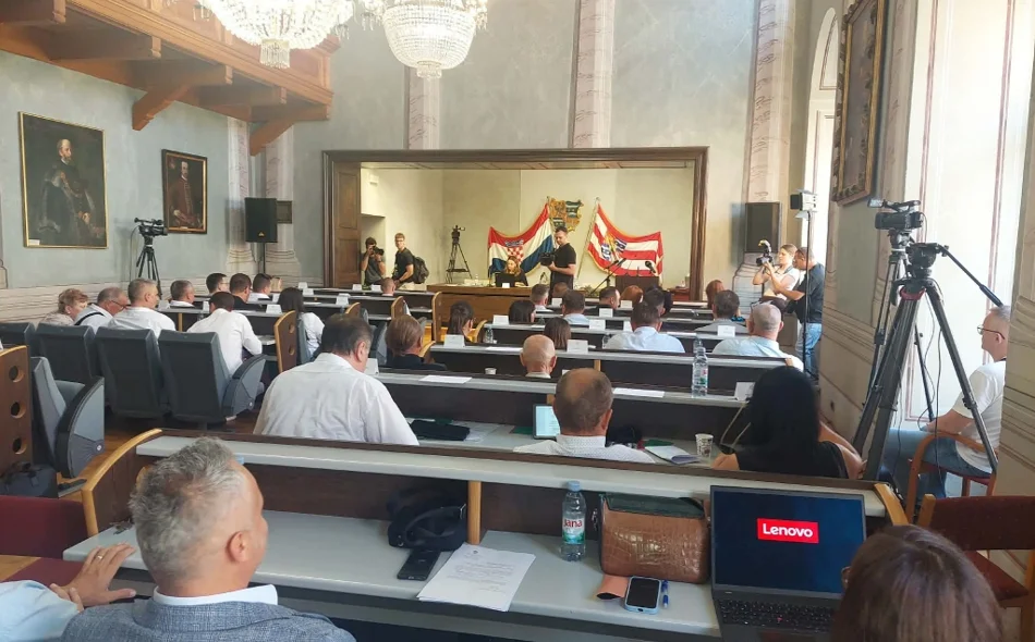 Zrinski: Tko je kriv za incident urušavanja krova? Stričak: Još nisam vidoviti Milan, ali odgovornosti Zavoda nema!