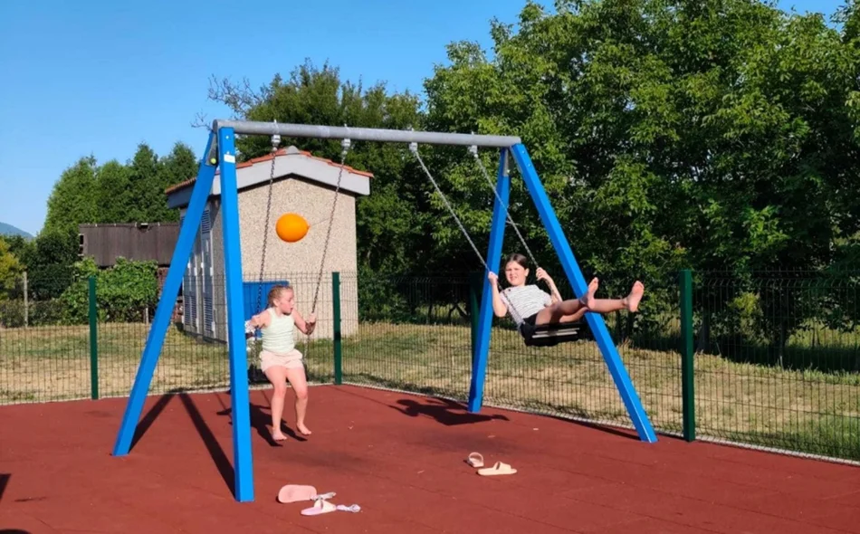 FOTO Mališane u Madžarevu razveselilo novo dječje igralište