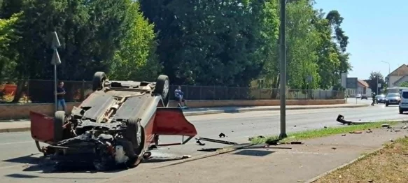 FOTO Nesreća nasuprot bolnice: Automobilom pokosio rasvjetni stup i završio na krovu