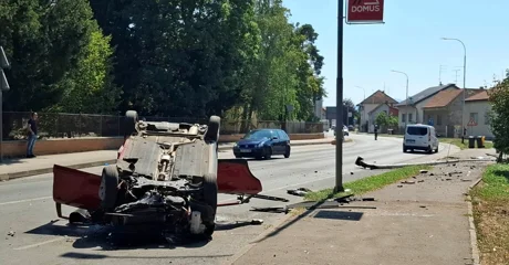 Velikom brzinom uletio u zavoj, pokosio stup i završio na krovu!