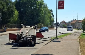 Velikom brzinom uletio u zavoj, pokosio stup i završio na krovu!