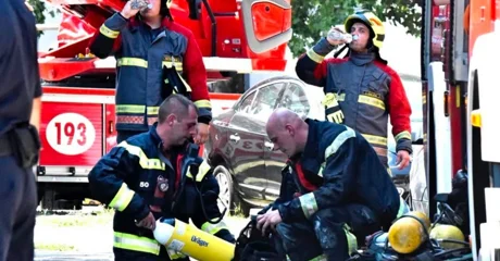 Vatrogasci iz opožarenog stana spasili tinejdžericu, među ozlijeđenima i policajka