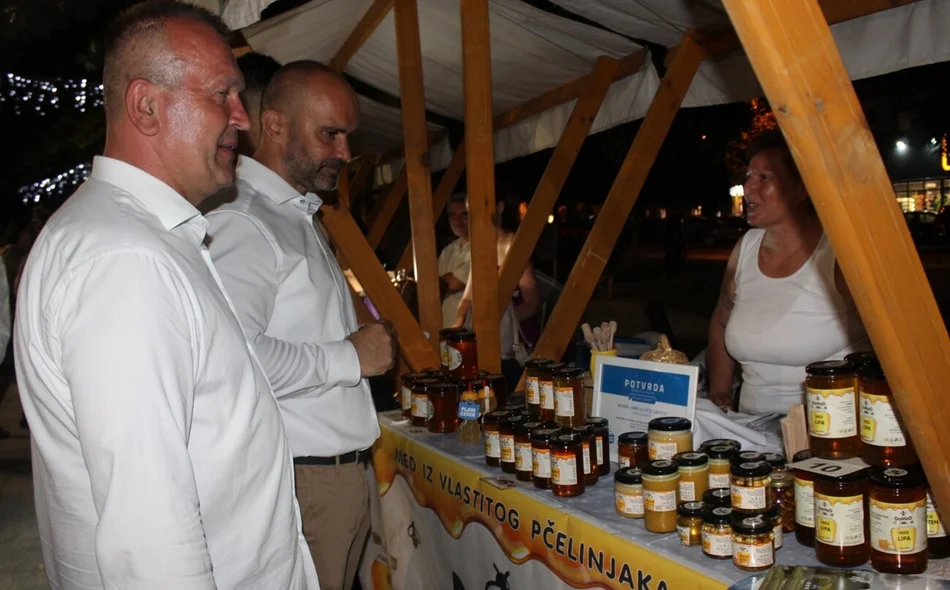 FOTO Varaždinska županija predstavila bogatu tradicijsku baštinu uoči Maratona lađa