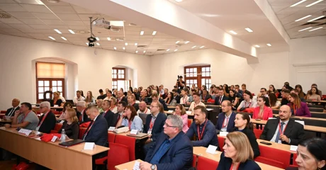 Kako umjetna inteligencija mijenja način na koji učimo, stvaramo, donosimo odluke i razvijamo industriju?