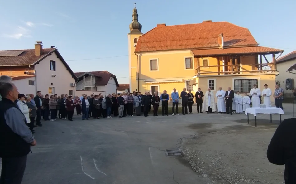 FOTO Biskup Radoš blagoslovio kamen temeljac novog Pastoralnog centra u Vidovcu
