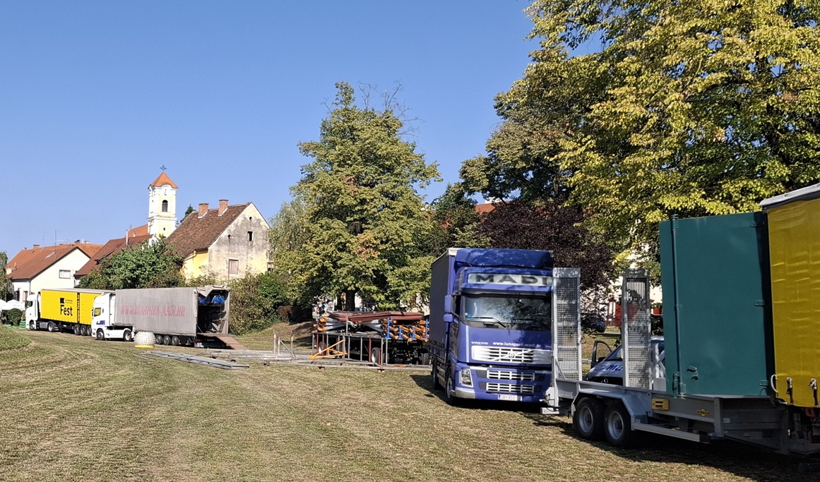 Spancirfest pripreme postavljanje kucica foto Robert Peharda 4 20250812