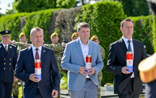 Polaganje vijenaca Dan drzavnosti varazdinsko groblje 4 20250529.jpg