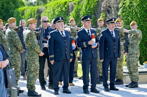 Polaganje vijenaca Dan drzavnosti varazdinsko groblje 6 20250529.jpg