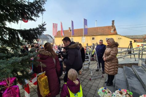 otb ukraseno drvce 20 20251212.jpg