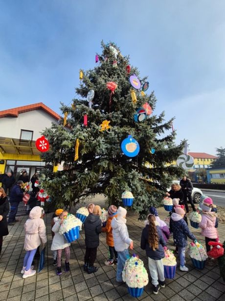 otb ukraseno drvce 5 20251212.jpg